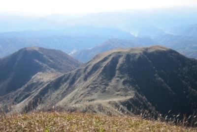 男三瓶山頂から見た子三瓶と孫三瓶